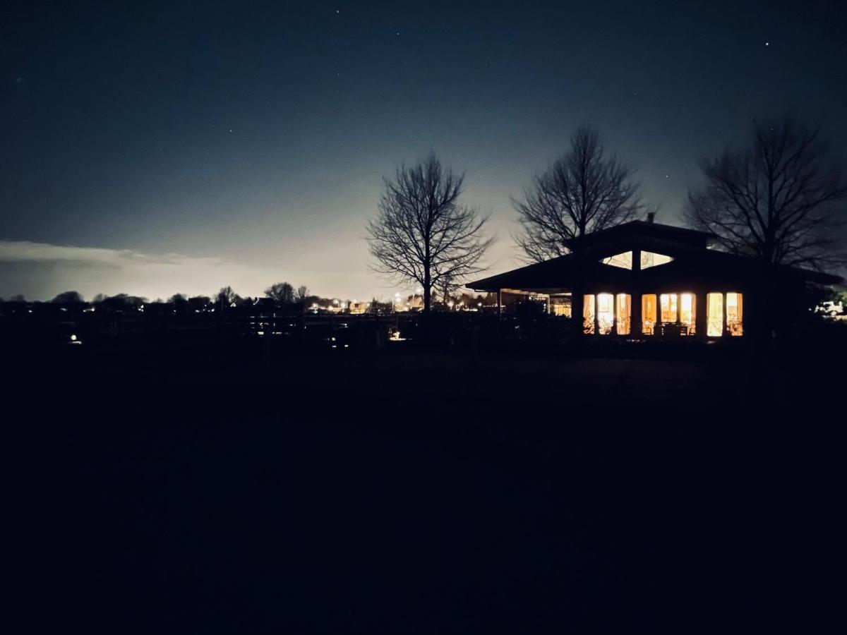 Hestar Husid, Het Luxe Paardenhuis Weesp Exteriör bild